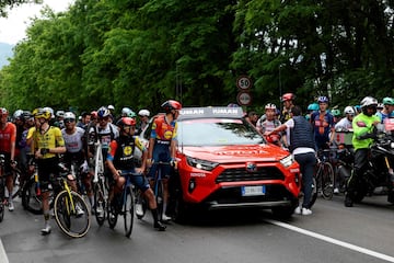 Los ciclistas esperan despu¨¦s de que la carrera se detuviera debido a varios accidentes durante la sexta etapa.