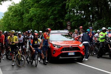 Los ciclistas esperan después de que la carrera se detuviera debido a varios accidentes durante la sexta etapa. 