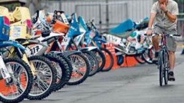 <b>CAMBIO DE GOMAS. </b>Los oficiales de KTM han abandonado Michelin y eso puede traerles problemas.