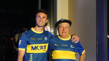 Ander Guevara y un aficionado.