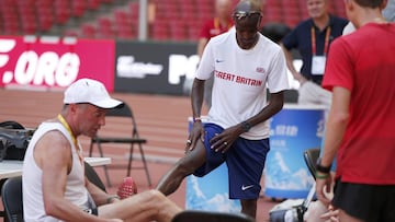 Alberto Salazar habla con Mo Farah y Galen Rupp durante unos entrenamientos en el Estadio Olímpico de Pekín antes de los Mundiales de Atletismo de 2015.