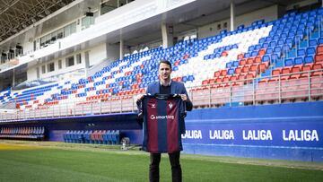 El Eibar ha presentado este martes en el estadio de Ipurua al técnico donostiarra Beñat San José para dirigir al primer equipo, tras la destitución de Joseba Etxeberria. EFE/Javier Etxezarreta