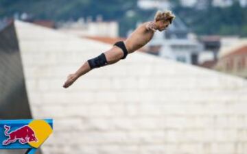 Un clavadista salta durante los entrenamientos de las series mundiales de la Red Bull Cliff Diving, la competición de saltos acrobáticos más importante del mundo, que se disputará el próximo sábado desde una plataforma de 27 metros de altura en el Puente de La Salve de Bilbao. 