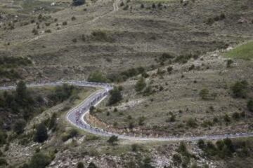 Vista del pelotón tras su salida en la duodécima etapa de la Vuelta Ciclista a España disputada entre Escaldes-Engordany (Andorra), y Lleida, con un recorrido de 173 kilómetros. 