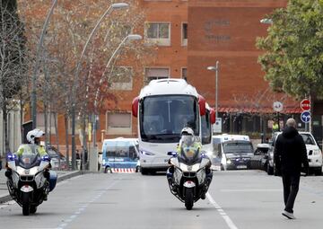 The Real Madrid team bus makes its way to the Hotel Princesa Sofía.