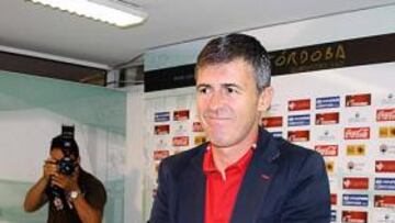 <b>EMOTIVO. </b>Lucas Alcaraz se despidió ayer ante los medios.