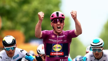 Lidl-Trek's Danish rider Mads Pedersen (C) wearing the points classification mauve jersey (Maglia Ciclamino) celebrates as he crosses the finish line to win the 3rd stage of the 108th Giro d'Italia cycling race, 160km from Vlore to Vlore in Albania, on May 11, 2025. (Photo by Luca Bettini / AFP)