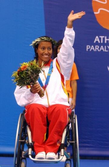 En el año 2000 acudió a sus primeros Juegos Paralímpicos de Sidney. En Australia consiguió cuatro medallas de bronce -100 y 200 libres, 50 espalda y 50 libres- y la plata en 50 metros mariposa. Y su segunda participación, en Atenas 2004, tuvo su actuación