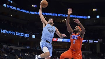 John Konchar se lanza a hacer un mate ante Paul Watson durante el Memphis Grizzlies-Oklahoma City Thunder.