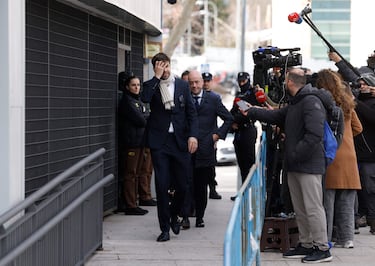 Gerard Piqué abandona el juzgado de Majadahonda junto a su abogado, David Velázquez.