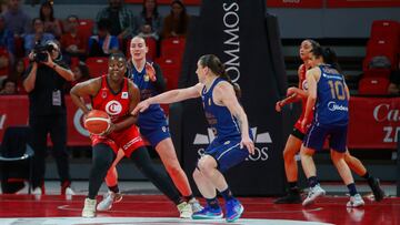 La jugadora francesa de Casademont Zaragoza, Christelle Diallo, con el balón ante las jugadoras de Valencia Basket durante las semifinales de la Liga Femenina Endesa.