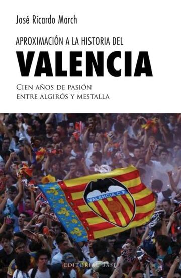 El Valencia es un club grande de Espa?a y Europa. Su brillante palmar¨¦s y rica historia, protagonizada por nombres de la talla de Antonio Puchades, Faas Wilkes, Pep Claramunt, Mario Alberto Kempes, Alfredo Di St¨¦fano, Rafa Ben¨ªtez o David Villa, lo han convertido en una de las entidades de referencia del escenario futbol¨ªstico del ¨²ltimo siglo. En plena celebraci¨®n del Centenario de la fundaci¨®n del club y tras la brillante consecuci¨®n de la octava Copa del Rey en la historia del club, 'Aproximaci¨®n a la historia del Valencia CF' se plantea como una breve gu¨ªa que permite el conocimiento exhaustivo, de forma amena y did¨¢ctica, de las claves en la conformaci¨®n y desarrollo de una de las entidades m¨¢s importantes del deporte espa?ol. Un volumen que permitir¨¢ al lector descubrir c¨®mo y por qu¨¦ naci¨® el Valencia, cu¨¢les son los episodios m¨¢s destacados de su historia y c¨®mo logr¨® sus triunfos y t¨ªtulos. Un libro, en esencia, que ayuda a comprender qu¨¦ supone ser valencianista, imprescindible en la biblioteca de todo buen amante del f¨²tbol. (Librer¨ªa Deportiva)