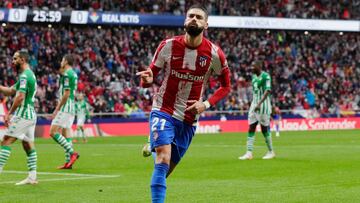 Yannick Carrasco celebra su gol al Betis.