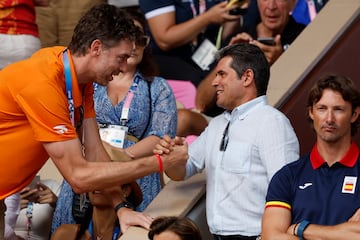 El exjugador de baloncesto Pau Gasol saluda al padre de Carlos Alcaraz, del mismo nombre que el tenista, y al entrenador del tenista murciano, Juan Carlos Ferrero.