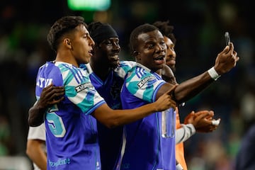 Jugadores del Seattle Sounders festejan después de eliminar al Puebla en la Leagues Cup.