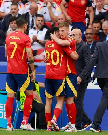 El jugador del Barcelona se retira con un fuerte golpe. Dani Olmo entra al campo en su lugar.