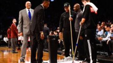 Lionel Hollins, inspecciona 'in situ' la gotera en el Barclays Center.