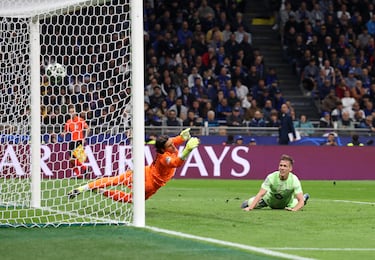 Dani Olmo del FC Barcelona marca el segundo gol de su equipo contra Yann Sommer.