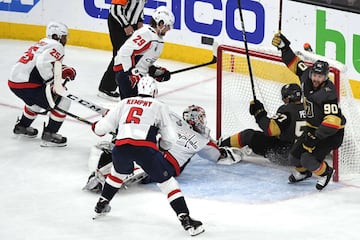 La pelea entre Knights y Capitals en la Stanley Cup de la NHL