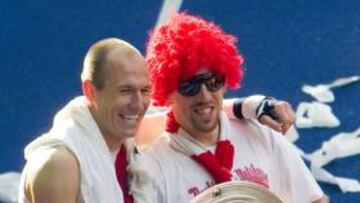 <b>ARTÍFICES. </b>Robben celebra el título con Ribéry, con peluca roja.