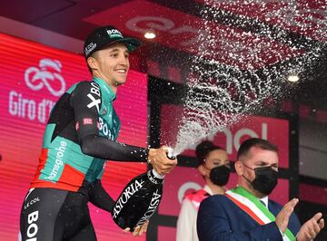 Jai Hindley celebrando la victoria de la novena etapa del Giro de Italia. 