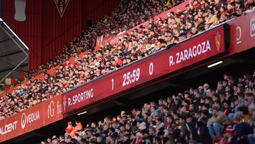 22-01-23. AFICIONADOS EN LA GRADA ESTE DEL ESTADIO EL MOLINON DURANTE EL PARTIDO DEL SPORTING FRENTE AL REAL ZARAGOZA.