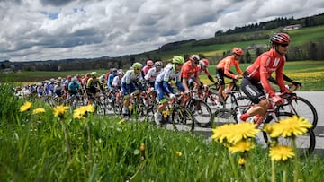 El pelot&oacute;n rueda durante la tercera etapa del Tour de Romand&iacute;a de 2019.