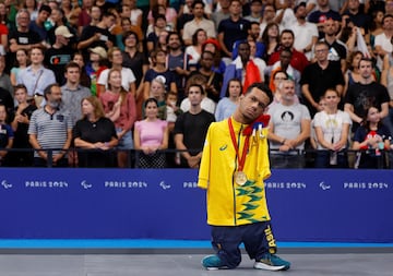 El medallista de oro Gabriel Geraldo dos Santos Araujo de Brasil celebra su victoria en la final.