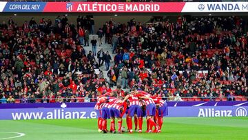 Los jugadores del Atlético antes de empezar el partido de Copa del Rey.