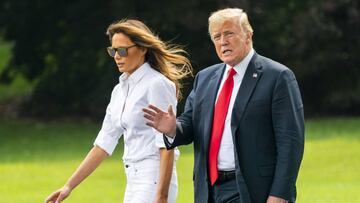 Melania Trump y Donald J. Trump salen de la Casa Blanca. Después de las críticas del presidente, la primera dama ha salido en defensa de LeBron James.