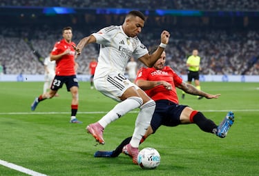 Falta de Juan Cruz a Kylian Mbappé. El defensor rojillo arrastra con su pierna derecha al delantero francés.