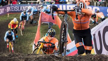 Mathieu van der Poel compite durante los Mundiales de Ciclocr&oacute;s en Bogense, Dinamarca.