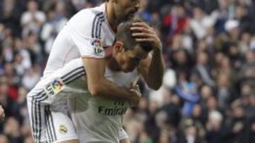 Arbeloa abraza a Bale.