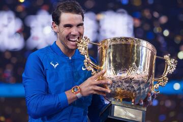 Rafa Nadal con el trofeo.