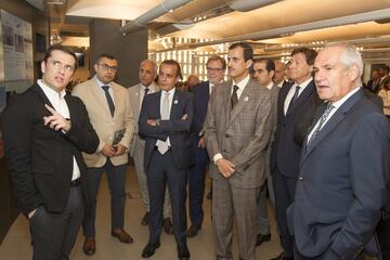 Mohammed Jaham A A Al Kuwari, Embajador de Qatar en España y Shk. Khalid bin Thani bin Abdullah Al Thani, vicepresidente de Dar Al Sharq junto a José Ramón Lete y Antonio Caño en su visita a la redacción de El País.