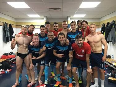 Posado 'erótico' de Adam Clayton