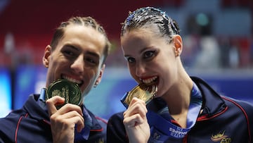 SINGAPORE (Singapore), 25/07/2025.- Gold medalists Dennis Gonzalez Boneu (L) and Iris Tio Casas (R) of Spain pose with their medals during a medal ceremony following the Mixed Duet Free finals of artistic swimming at the World Aquatics Championships Singapore 2025 in Singapore, 25 July 2025. (España, Singapur) EFE/EPA/FAZRY ISMAIL