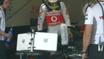 <b>SATISFECHO. </b>Hamilton se baja de su MP4-27 tras firmar los mejores tiempos en Hungaroring.