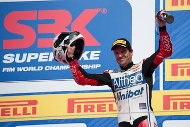 Hermano mayor de David, ‘El Toro’ estuvo desde 1993 hasta 2010 en el campeonato del mundo de velocidad pasando por las tres categorías. Logra dos victorias y 24 podios antes de dar el salto a las derivadas de la serie y convertirse en el primer español en ser campeón del mundo de SBK (2011).