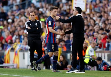 Xavi trata de animar a Gavi tras ser sustituido antes del descanso por lesión.