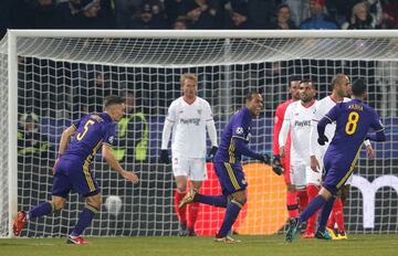 1-0. Marcos Tavares celebró el primer gol.