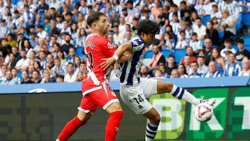 SAN SEBASTIÁN, 18/08/2024.- El centrocampista japonés de la Real Sociedad, Take Kubo (d) pelea un balón con el centrocampista del Rayo Vallecano Adrián Embarba durante el partido de LaLiga entre la Real Sociedad y el Rayo Vallecano, este domingo en el Reale Arena de San Sebastián. EFE/ Javier Etxezarreta