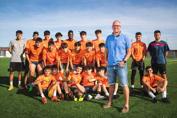 Jaime Sánchez, con uno de los equipos del Alcalá que entrena en el Centro Deportivo Wanda Alcalá de Henares.