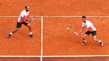 Juan Sebasti&aacute;n Cabal y Robert Farah vencieron a Daniel Evans y Neal Skupskiy en los cuartos de final del ATP 500 Barcelona y ahora esperan rival