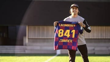 El piloto de MTB Andreu Lacondeguy posa con la camiseta del Bar&ccedil;a con el n&uacute;mero 841 de su crew, su apellido y la letras de Commencal, su nuevo sponsor de bicis, en un campo de c&eacute;sped. 