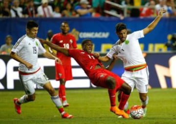 La presión sobre la Selección Mexicana estaba a tope, ya que no gozaba con el apoyo de la afición por su estilo de juego y el fracaso en la Copa América. Pese a las adversidades y poco fútbol, el Tri llegó a las Semifinales donde se midió con Panamá. En un partido cerrado, los Canaleros se adelantaron con la diana de Román Torres (57’) y cuando agonizaba el juego, el colegiado estadounidense, Mark Geiger, le regaló un penal al combinado azteca, mismo que cobró un resignado Andrés Guardado (que estaba consciente de la polémica), momentos después, el juez volvió a marcar la pena máxima, pero ésta fue más clara y la cual le otorgó el pase a México. 