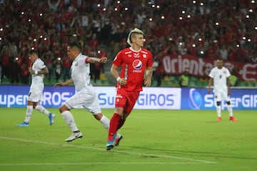 El delantero del América vive un momento dulce en su carrera. Actualmente es el goleador de la Liga BetPlay (5 goles) y el semestre pasado ganó el botín de oro con 14 anotaciones. Sin duda tiene méritos para una convocatoria. 