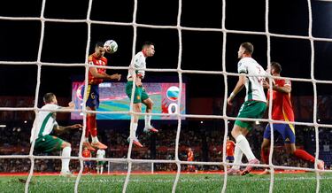 2-0. Centro de Alejandro Grimaldo desde la línea de fondo al segundo palo y de nuevo el jugador del Arsenal, con un salto poderoso, cabecea para anotar el segundo.