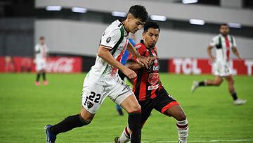 Palestino's midfielder Felipe Chamorro (L) and Portuguesa's midfielder Sergio Sulbaran fight for the ball during the Copa Libertadores' second round first leg football match between Venezuela's Portuguesa and Chile's Palestino at the Brigido Iriarte stadium in Caracas, on February 20, 2024. (Photo by Federico Parra / AFP)