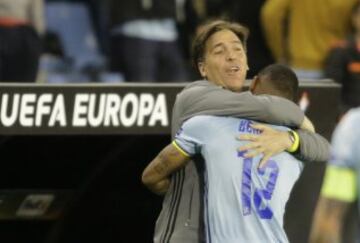 2-1. Claudio Beauvue celebró el segundo tanto con Berizzo.